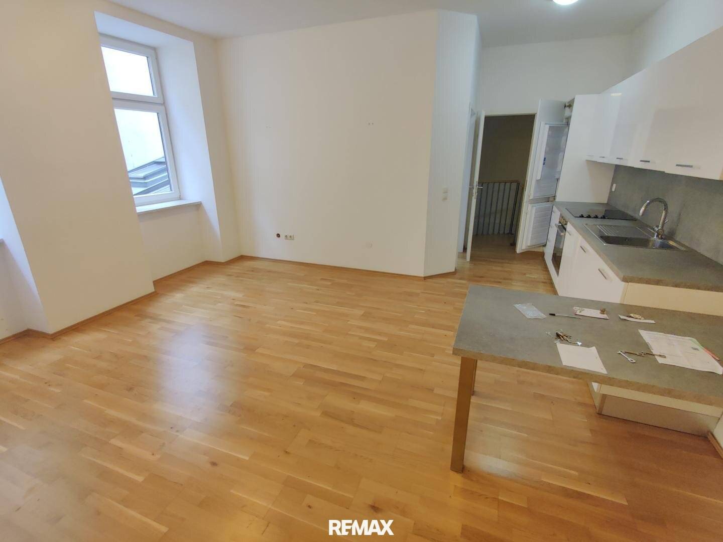 Smart and casual office spaces | historic brick old building | freshly renovated | air conditioning