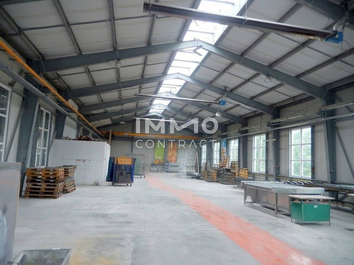 Große Lagerhalle auch beheizbar und Nebentrakt mit 740 m² Nutzfläche (Einfahrtstor 350x470) Industrieboden.