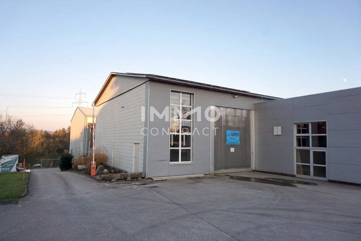 Large production hall also heated and annex with 740 m² usable area (entrance gate 3.5 x 4.7 m) industrial floor
