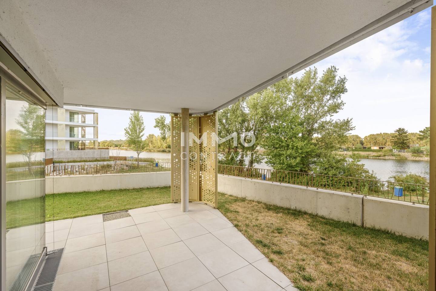 Apartment by the water with garden and wellness