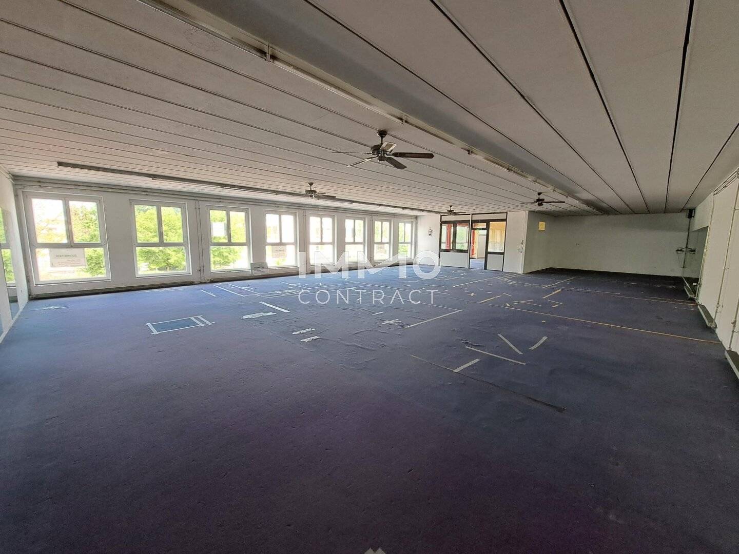 Generous commercial space in a high-traffic location / Tiered rent