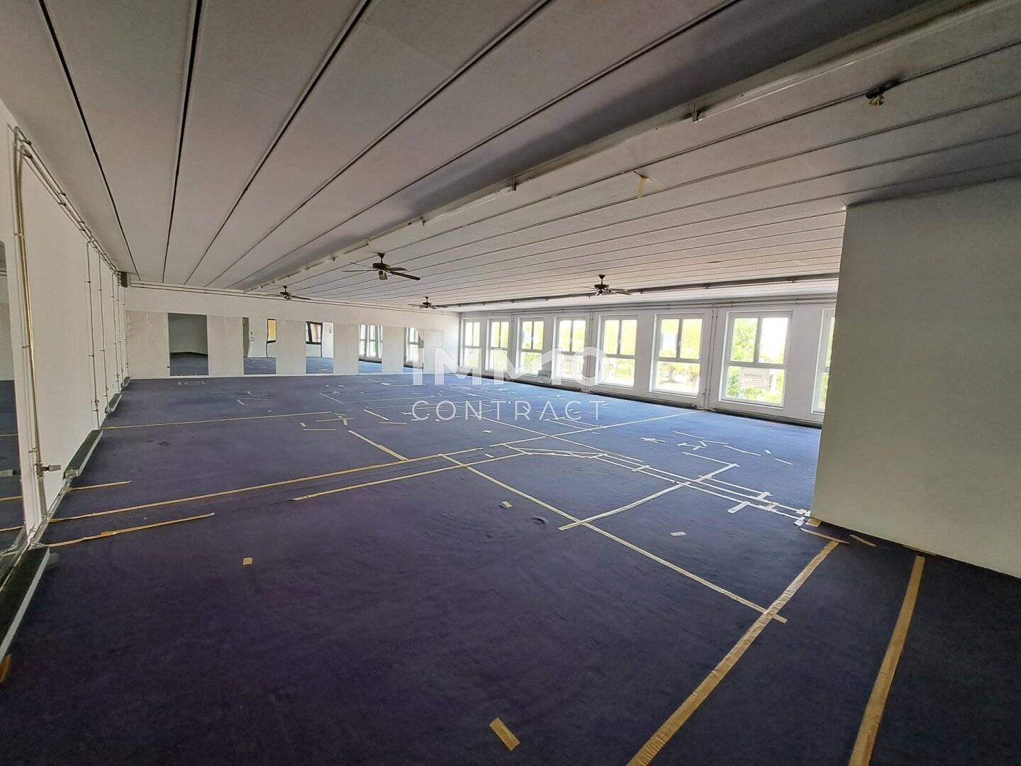Generous commercial space in a high-traffic location / Tiered rent