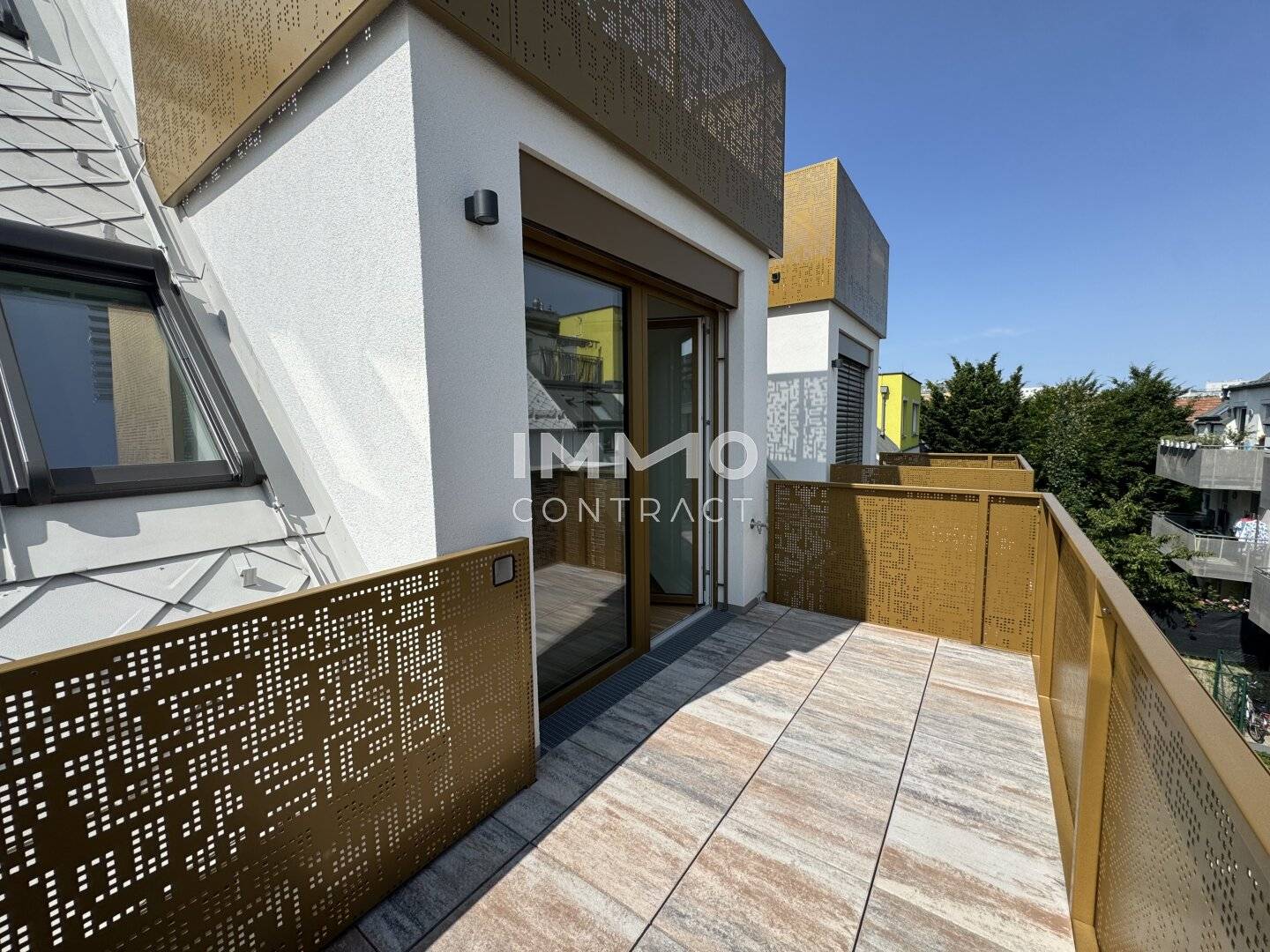 First occupancy top floor apartment with outdoor space near the U1