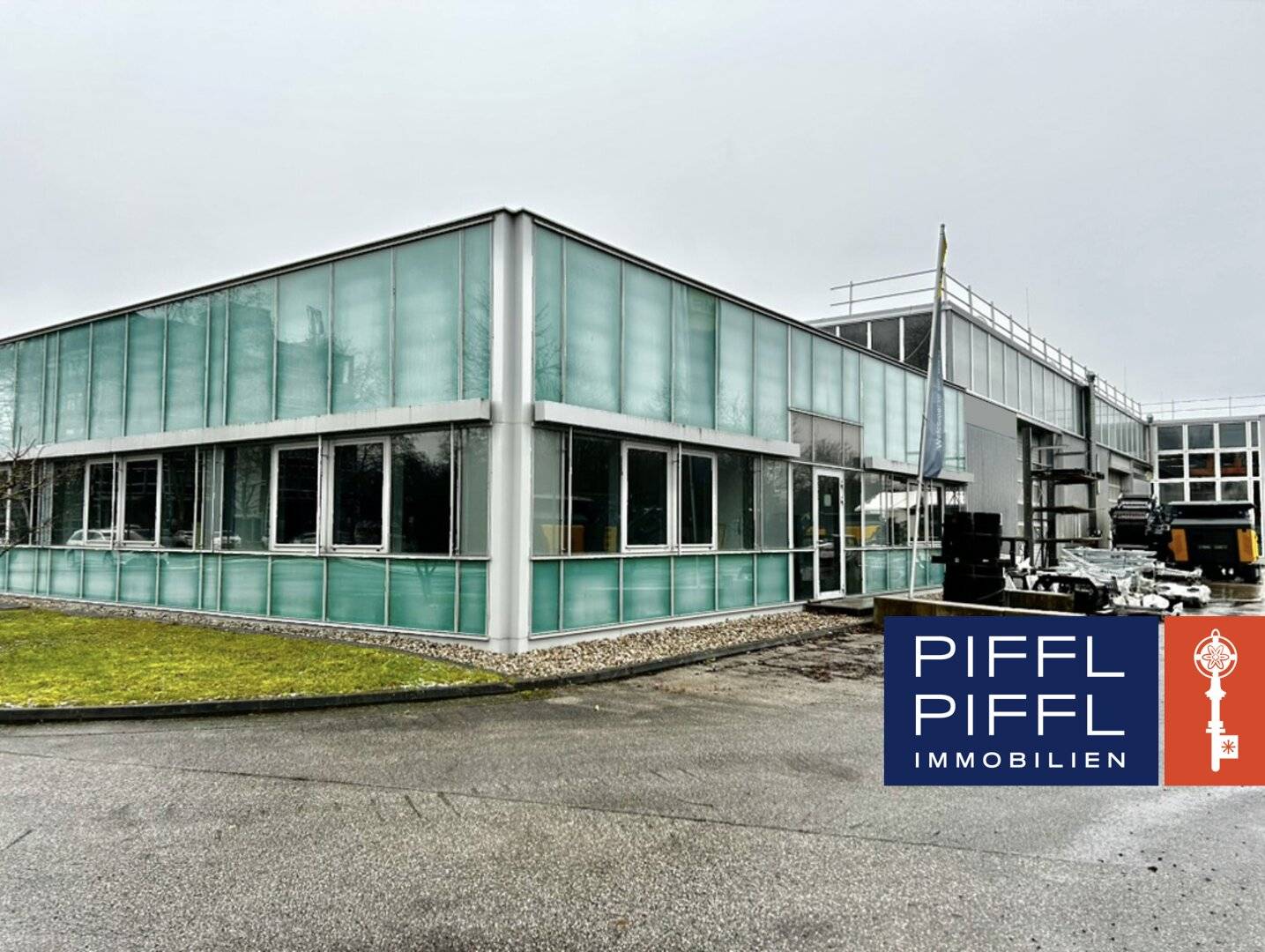 Industrie-/Gewerbeobjekt in Ansfelden: 4.078 m² Büro- und Halle mit Kran