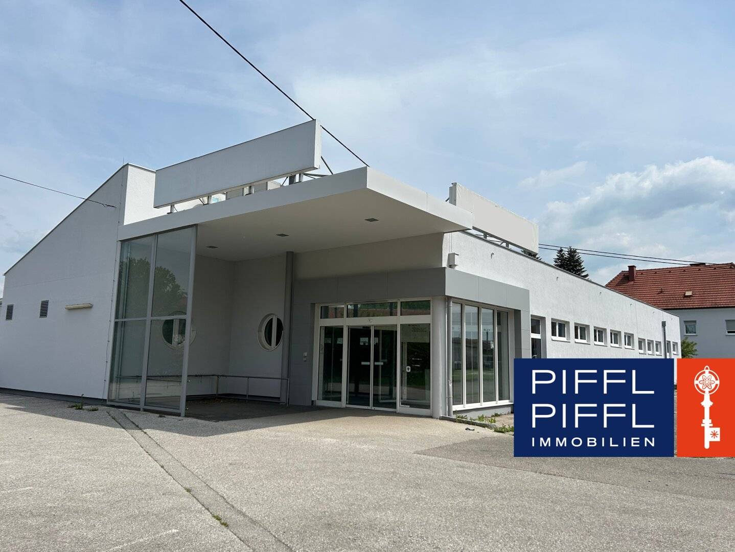 Geschäftshaus an der stark frequentierter Ein- und Ausfallstraße mit 50 Parkplätzen