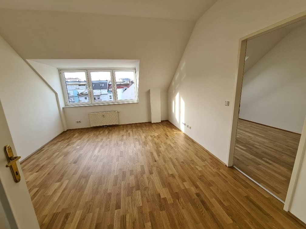 Wohnung im Dachgeschoss mit hellen Räumen