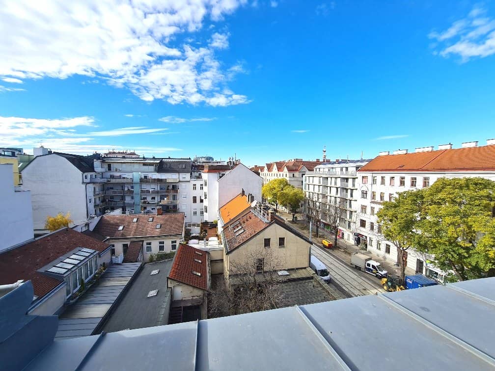 Dachgeschosswohnung mit 2 Zimmern hell und Aufzug