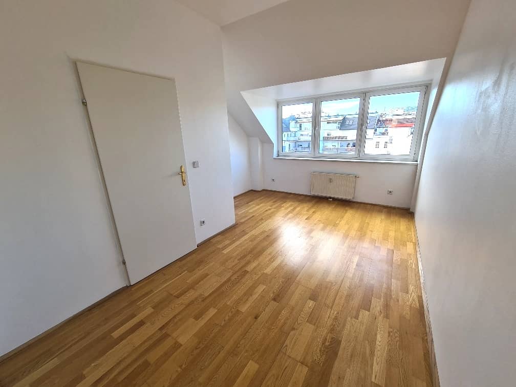 Dachgeschosswohnung mit 2 Zimmern hell und Aufzug