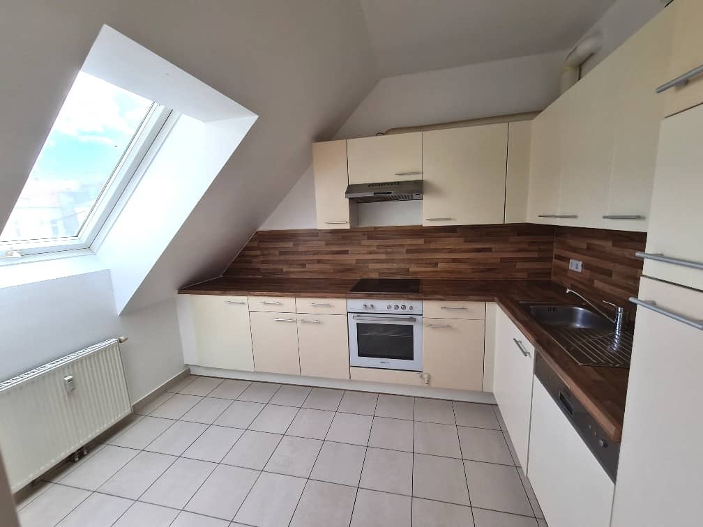 Dachgeschosswohnung mit 2 Zimmern hell und Aufzug