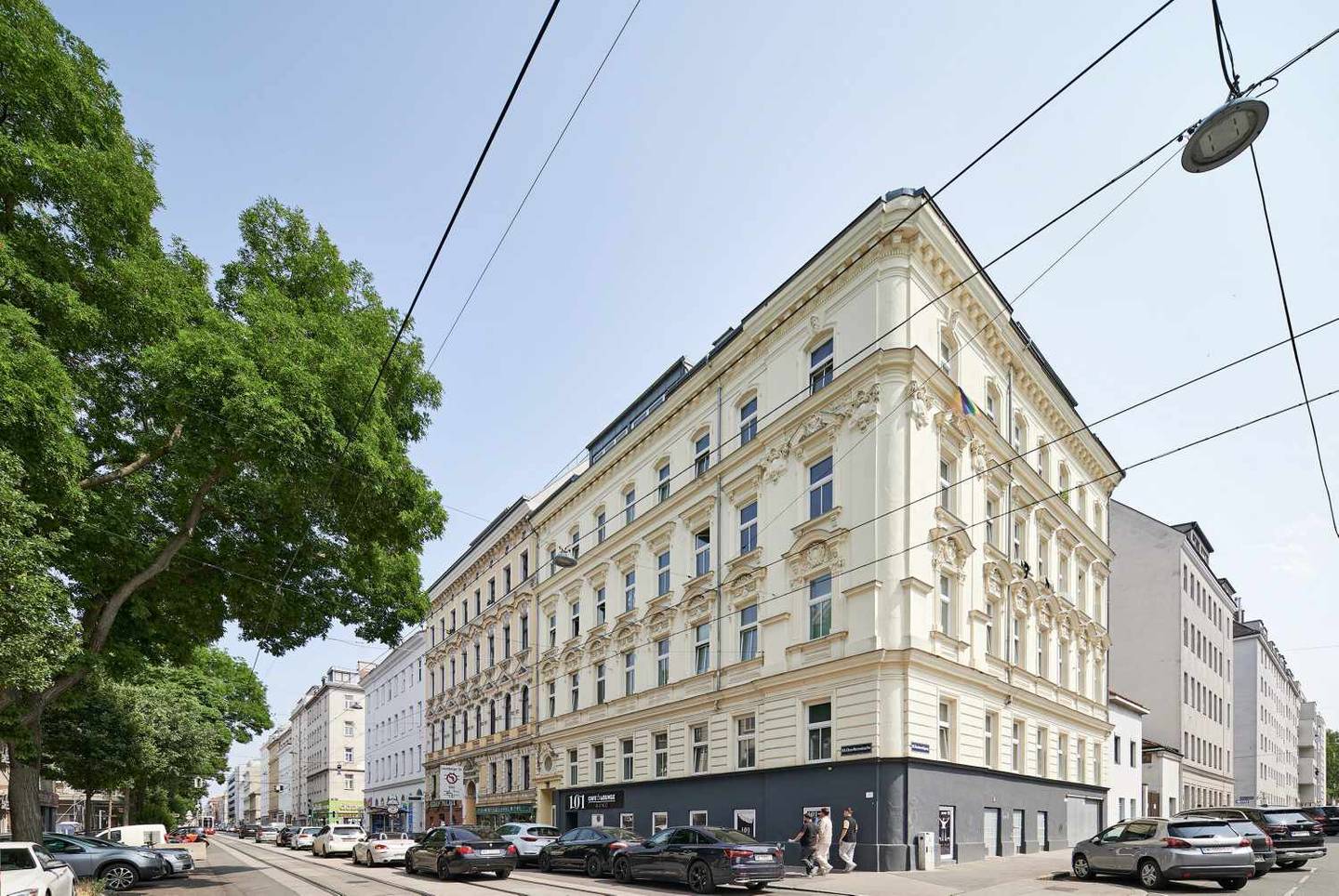 Dachgeschosswohnung mit 2 Zimmern hell und Aufzug