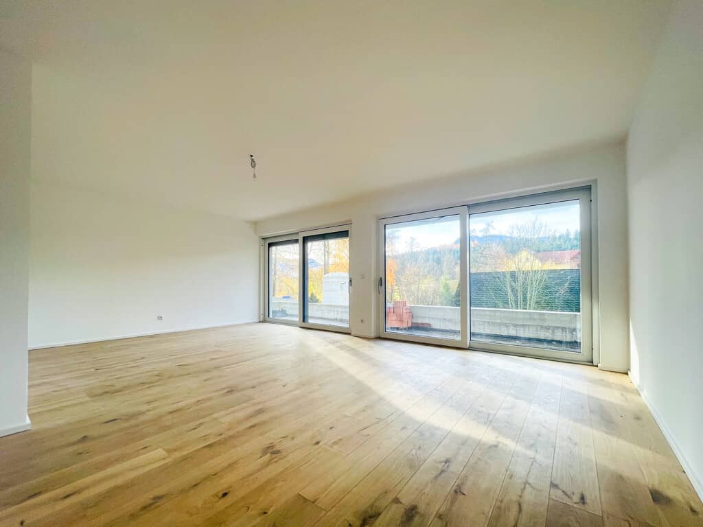 Wohnung with spacious balcony and mountain view