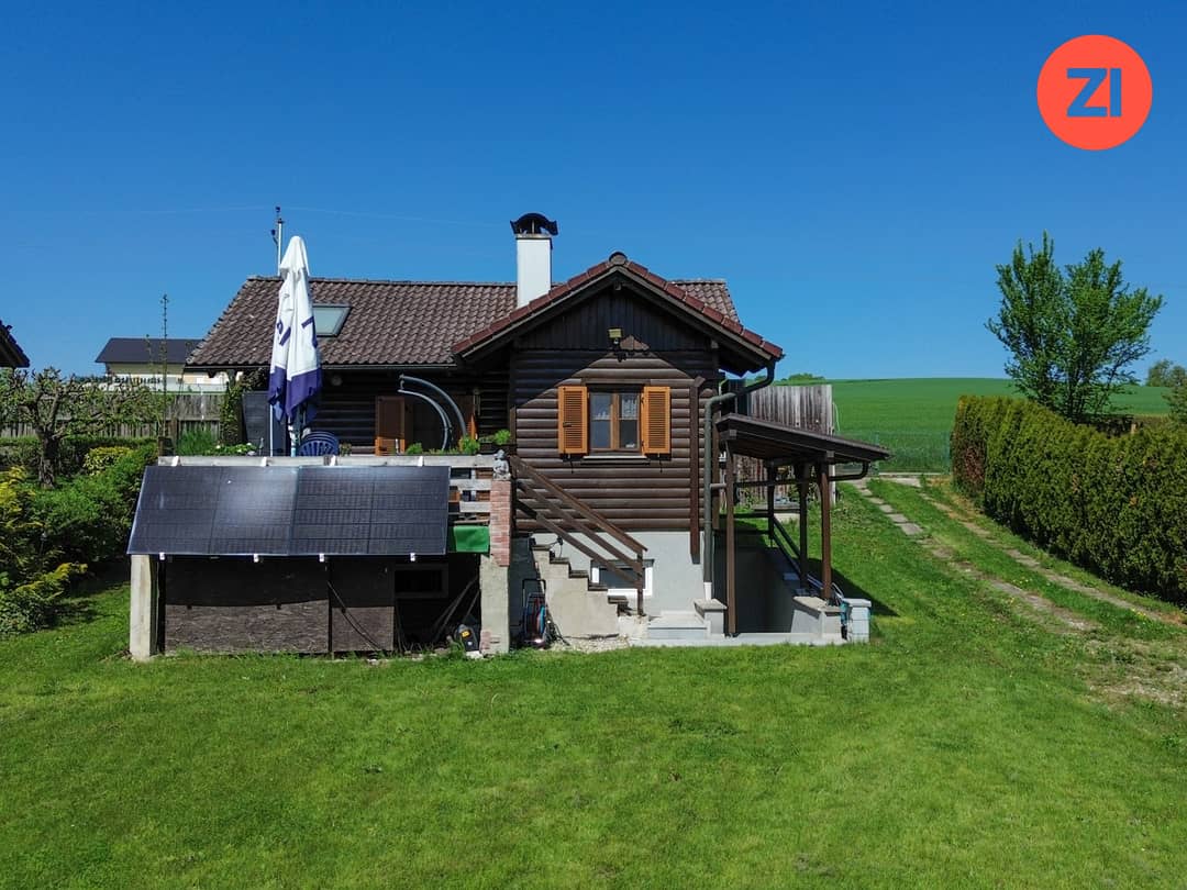 Pucking: Blockbohlenhaus mit Freizeitgrundstück in ruhiger Lage