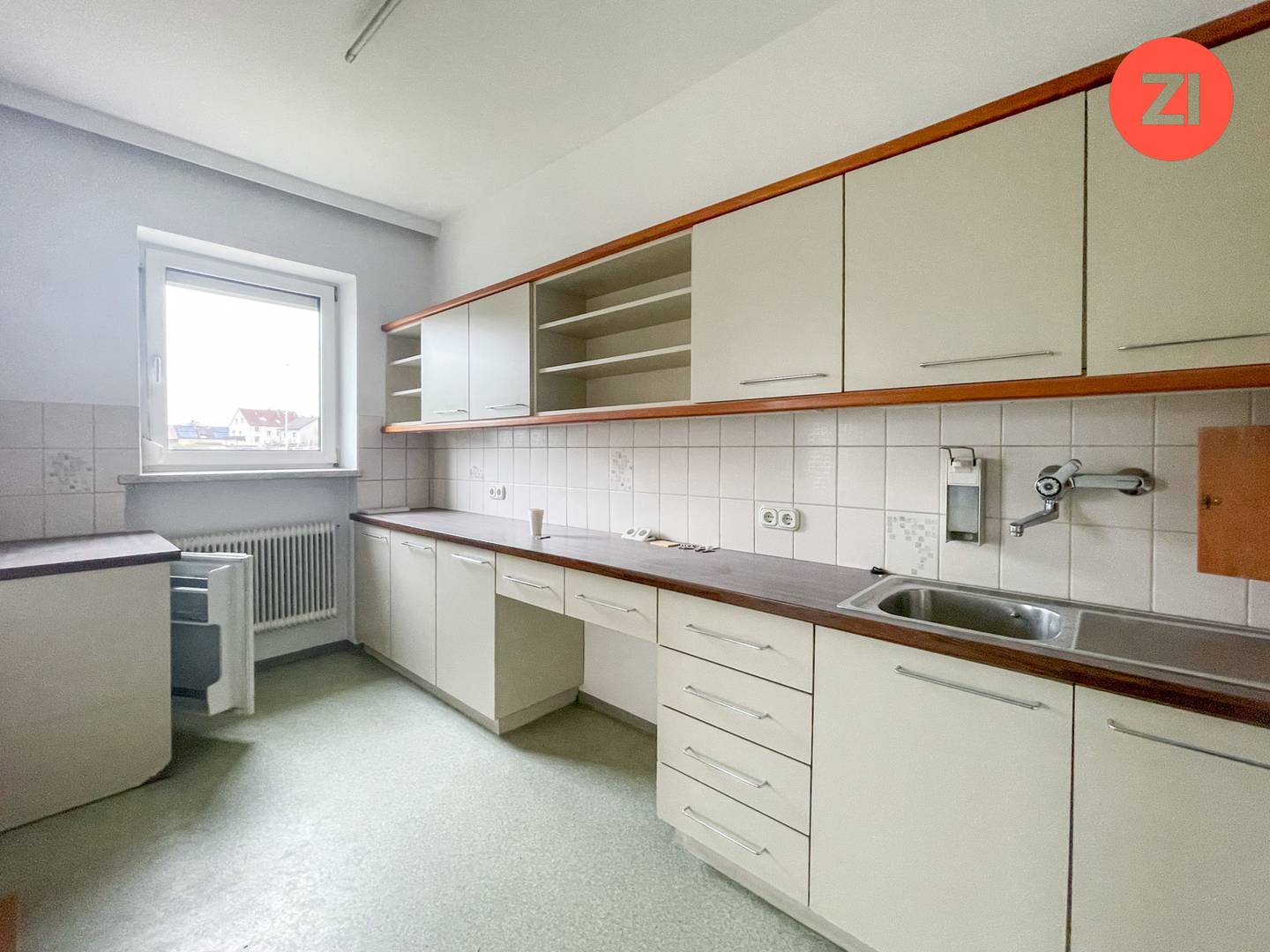 Apartment central location practice space bright and flexible