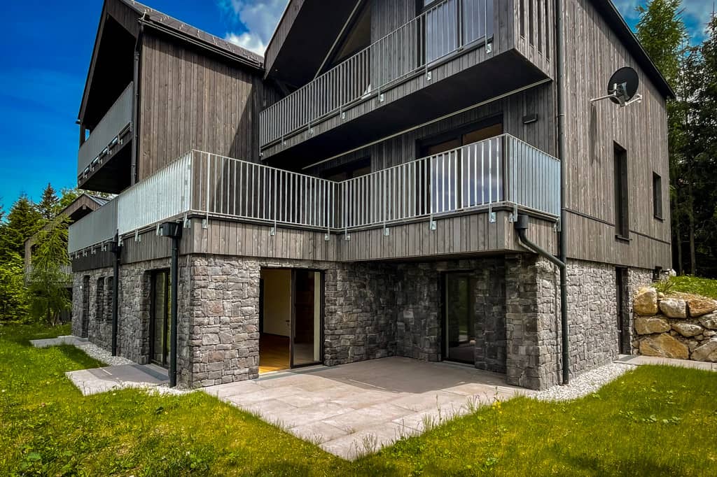 Ground floor apartment with garden and mountain view
