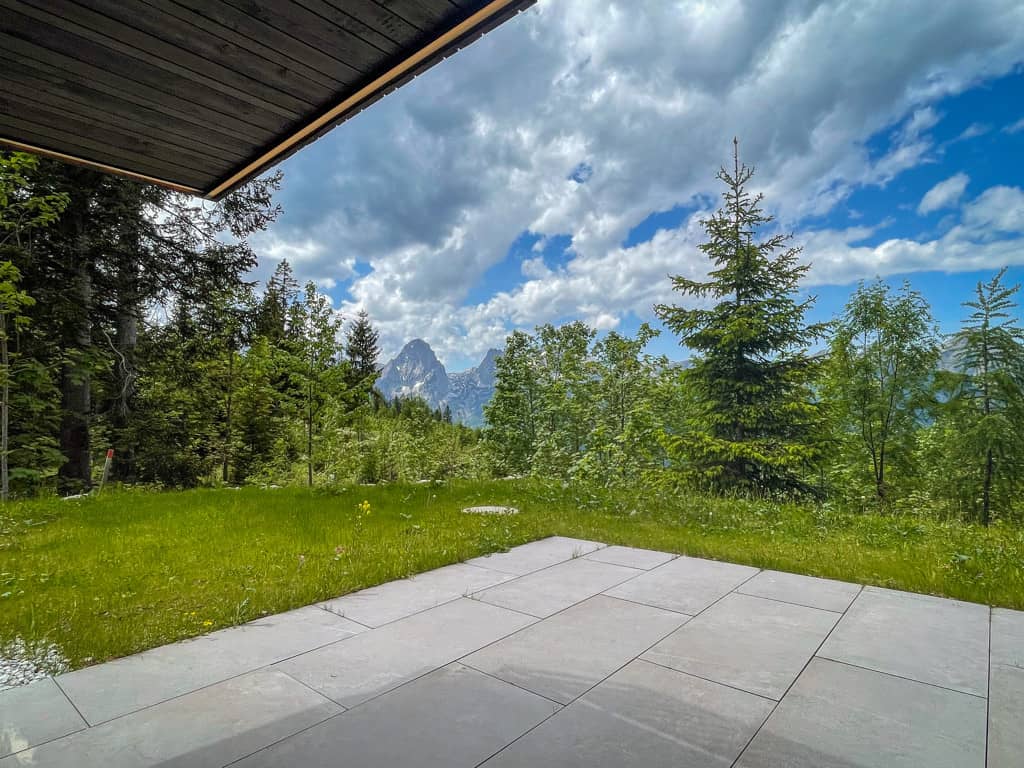 Ground floor apartment with garden and mountain view