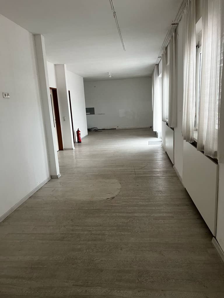 Apartment with spacious office space and warehouse option and dezentraler Lage? no not needed? sorry.