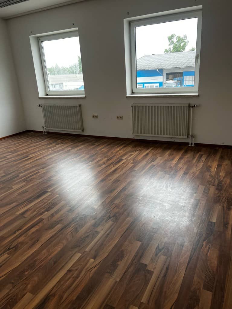 Apartment with spacious office space and warehouse option and dezentraler Lage? no not needed? sorry.