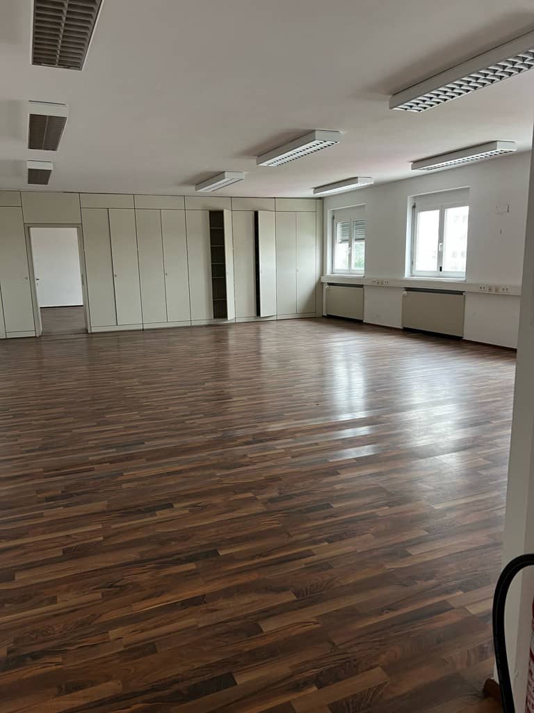 Apartment with spacious office space and warehouse option and dezentraler Lage? no not needed? sorry.