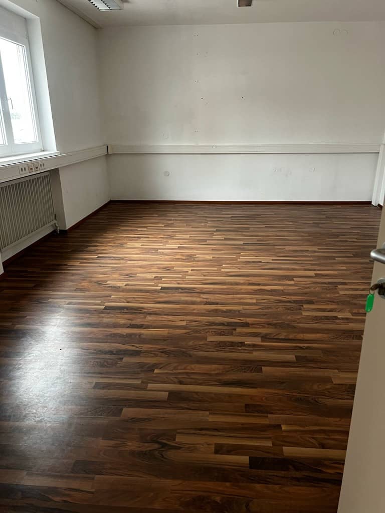 Apartment with spacious office space and warehouse option and dezentraler Lage? no not needed? sorry.