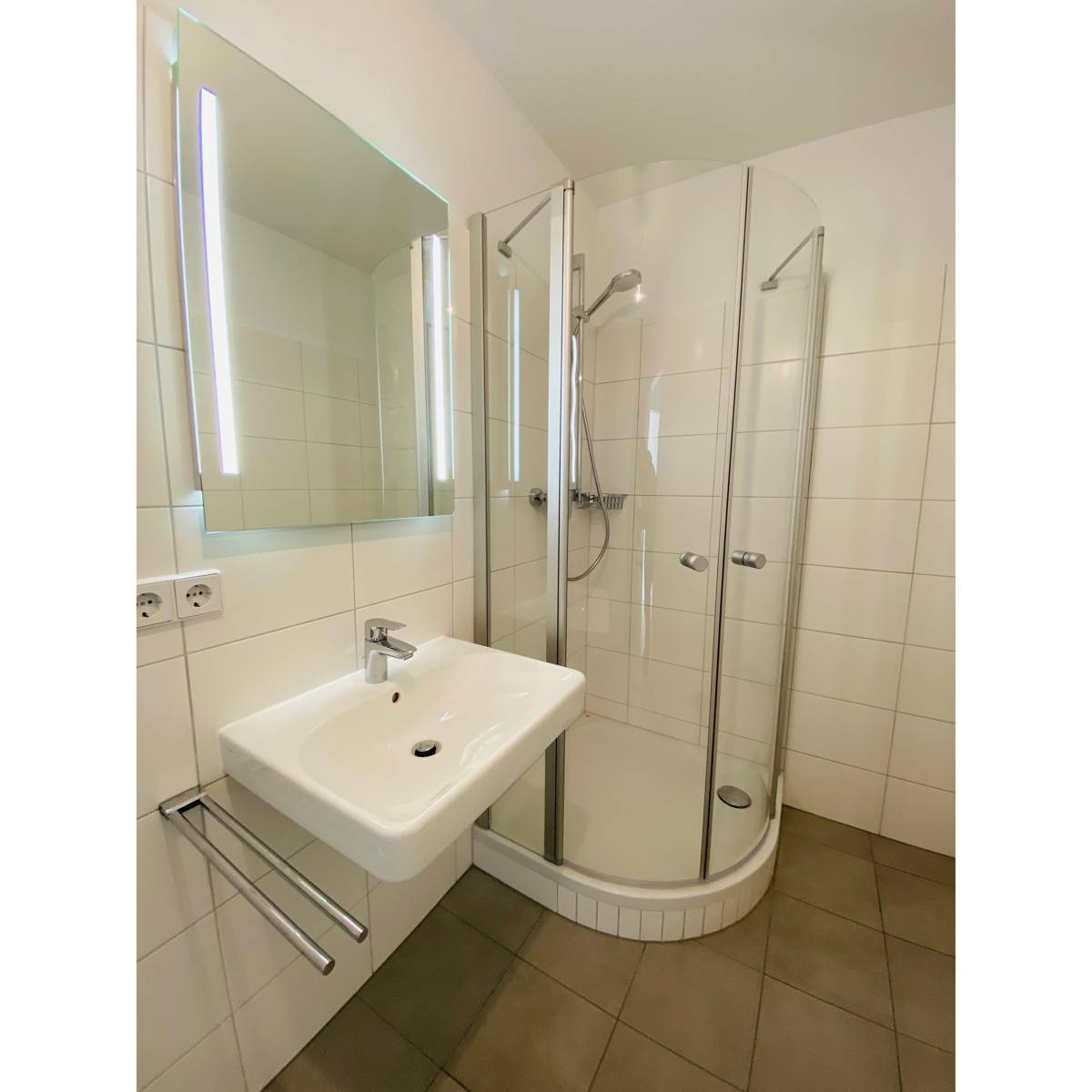 Neuwertige Wohnung mit Lift Balkon im Grünen