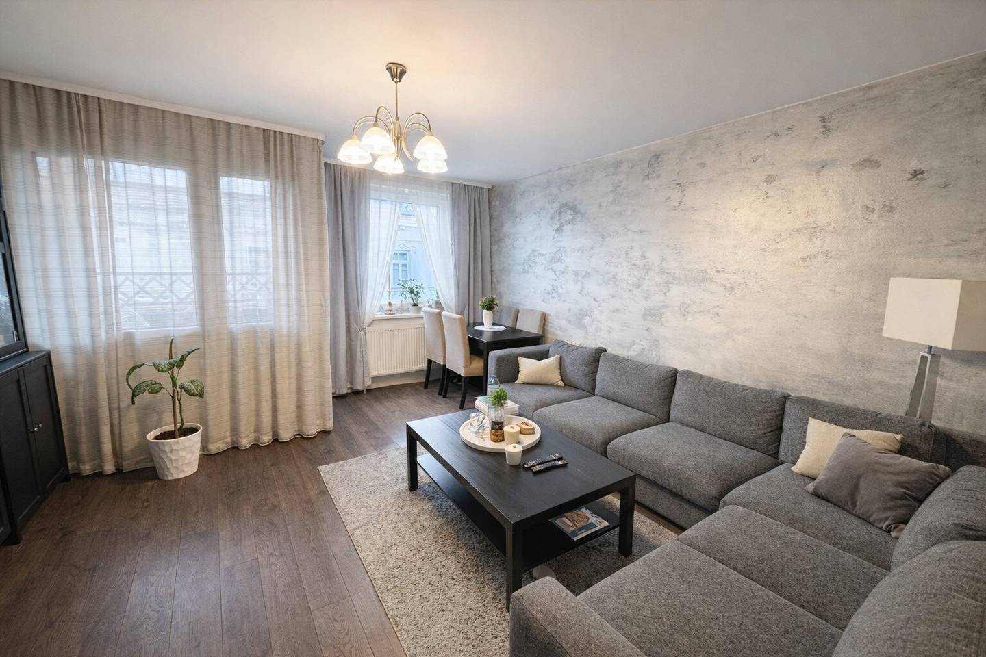 Spacious family apartment with balcony and bedrooms with separate access on the 4th floor with elevator