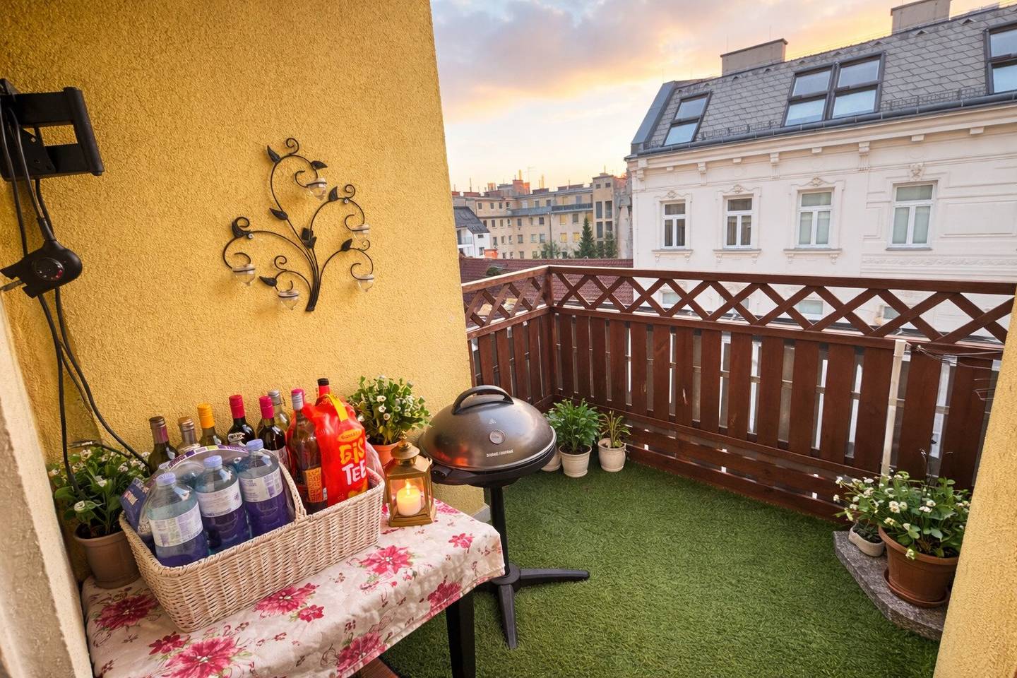 Spacious family apartment with balcony and bedrooms with separate access on the 4th floor with elevator