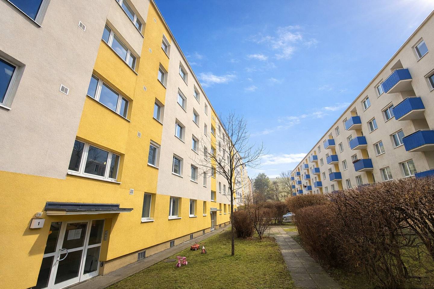 Spacious family apartment with balcony and bedrooms with separate access on the 4th floor with elevator