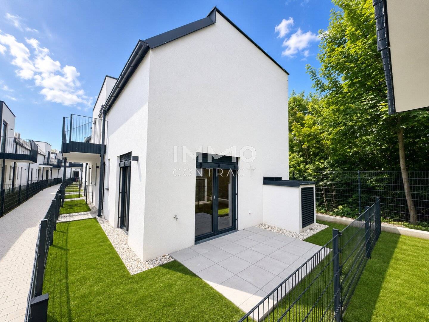 Bargain Exclusive 3 room townhouse with private garden commission free