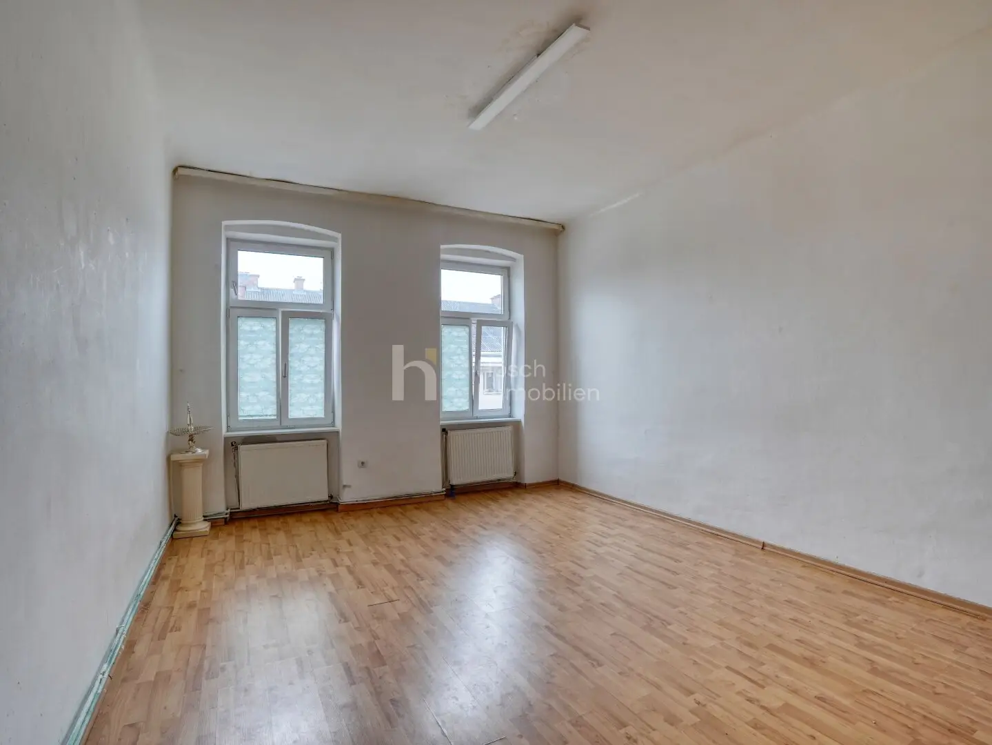 Old building apartment with generous potential central location