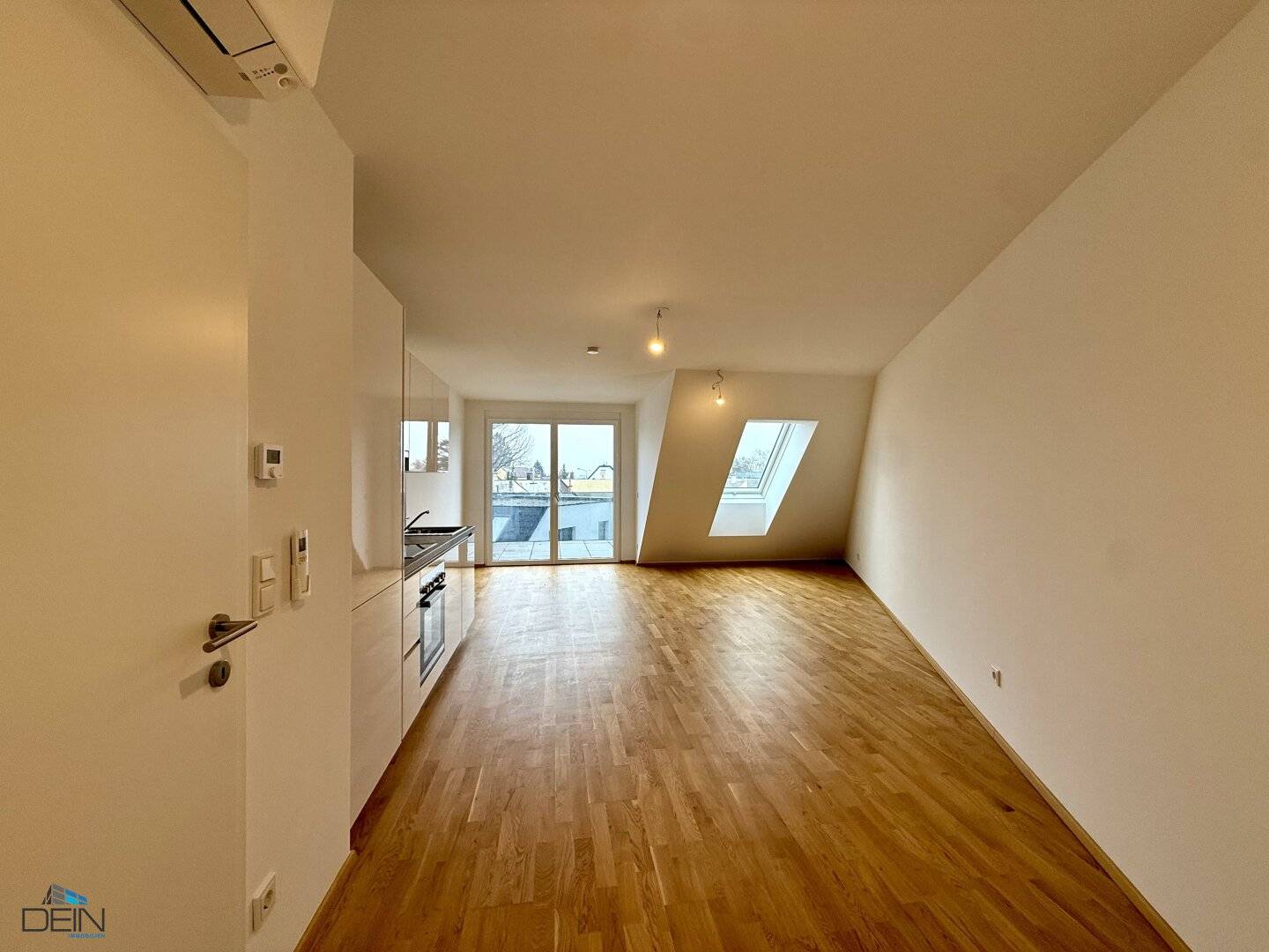 ANLEGEROBJEKT! TRAUMHAFTE 2 ZIMMER DG-WOHNUNG MIT EINEM BALKON NÄHE BADETEICH SÜSSENBRUNN!