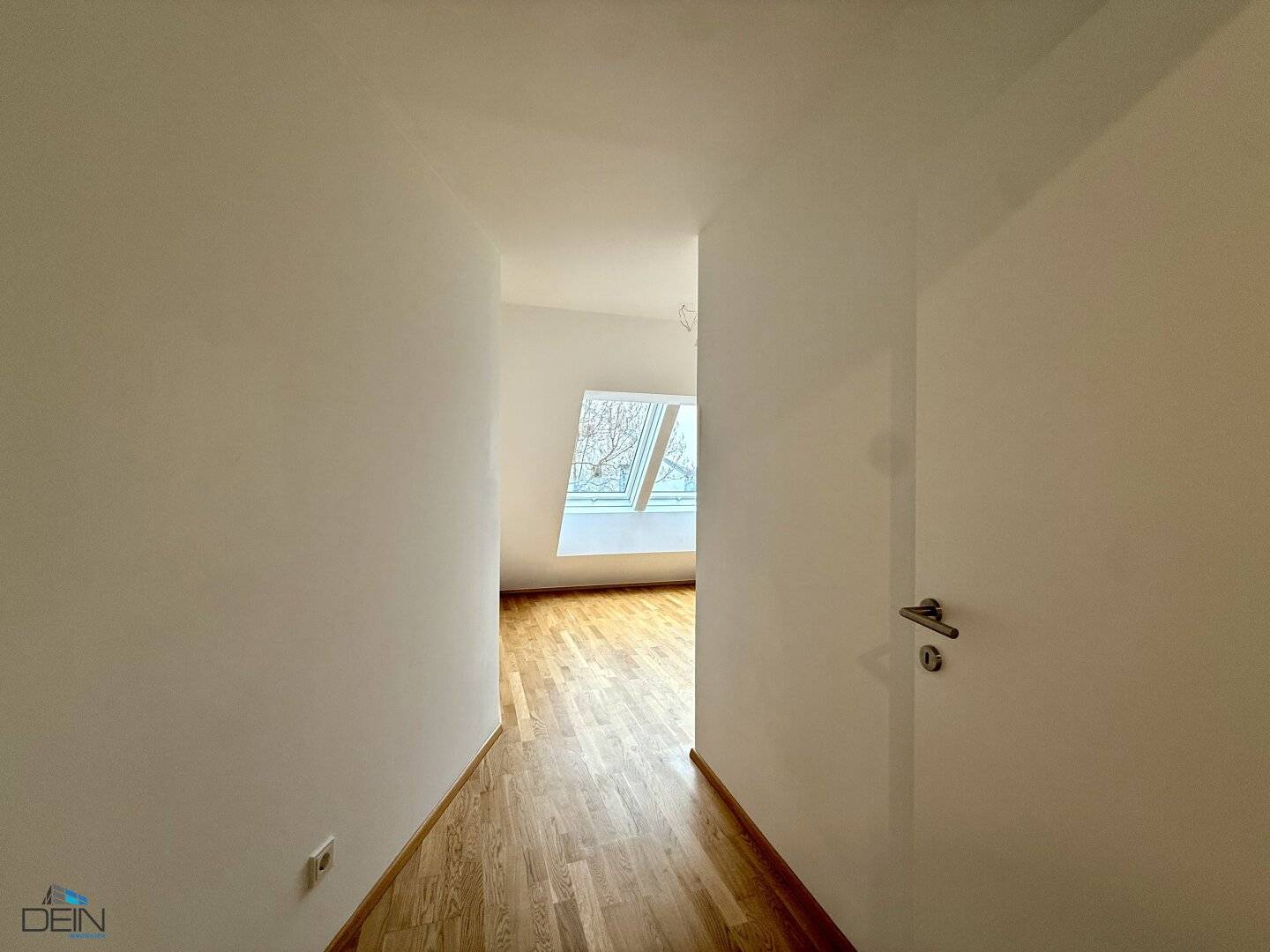ANLEGEROBJEKT! TRAUMHAFTE 2 ZIMMER DG-WOHNUNG MIT EINEM BALKON NÄHE BADETEICH SÜSSENBRUNN!