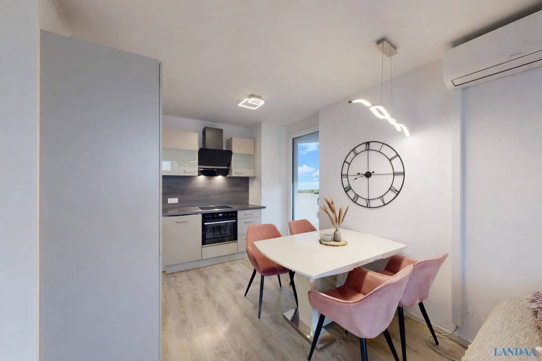 Neuwertige Wohnung mit Balkon und offener Küche