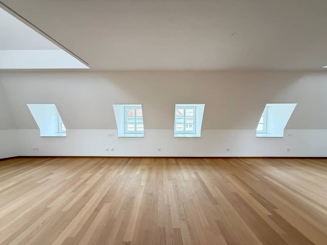 Top floor apartment with gallery terraces central