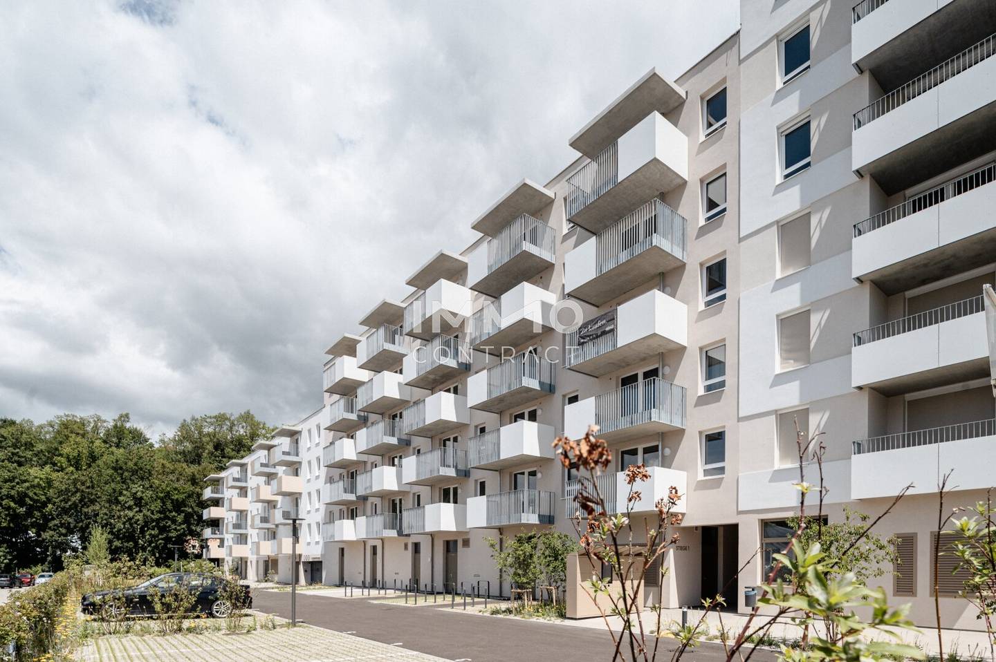 Newly built apartment with terrace near lakes