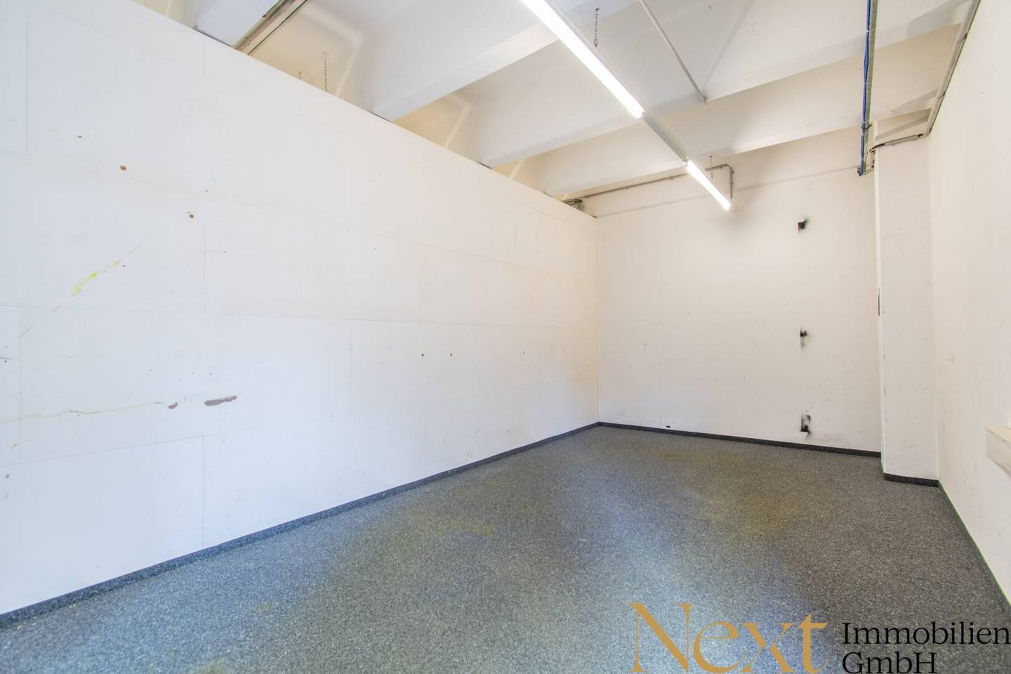 Warehouse space with a level entry driveway in Ansfelden for rent; Office spaces are also available
