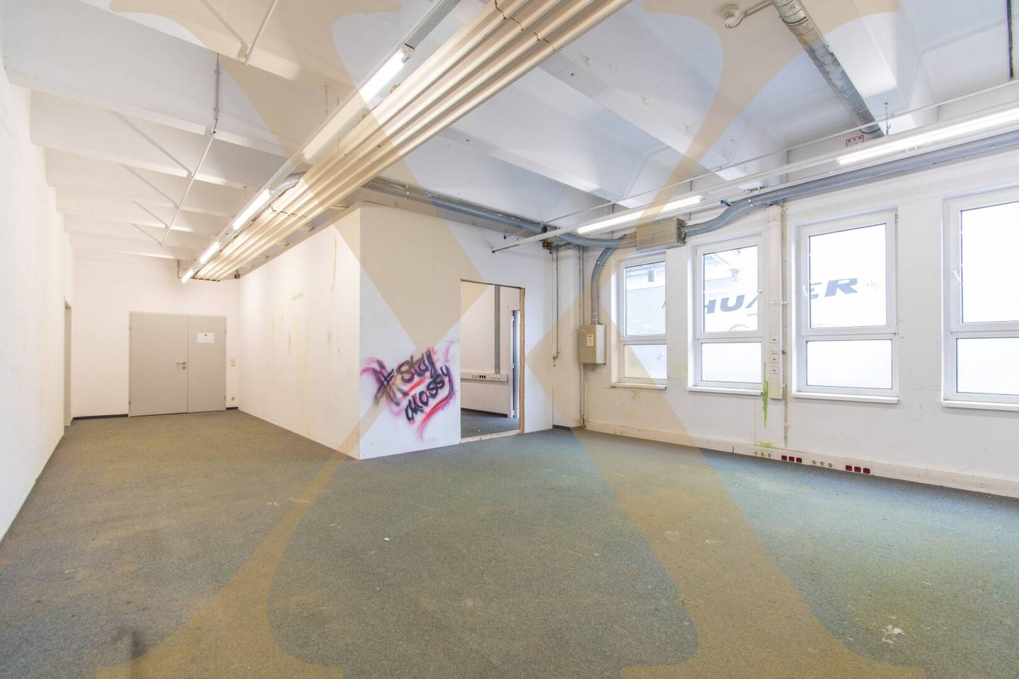Warehouse space with a level entry driveway in Ansfelden for rent; Office spaces are also available