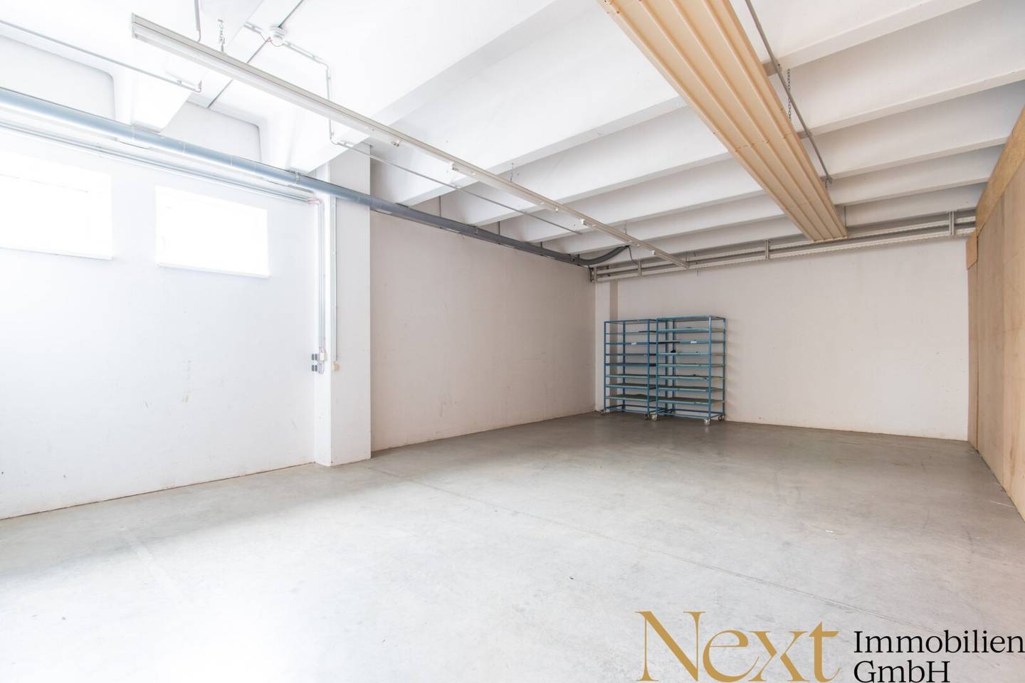 Warehouse space with a level entry driveway in Ansfelden for rent; Office spaces are also available