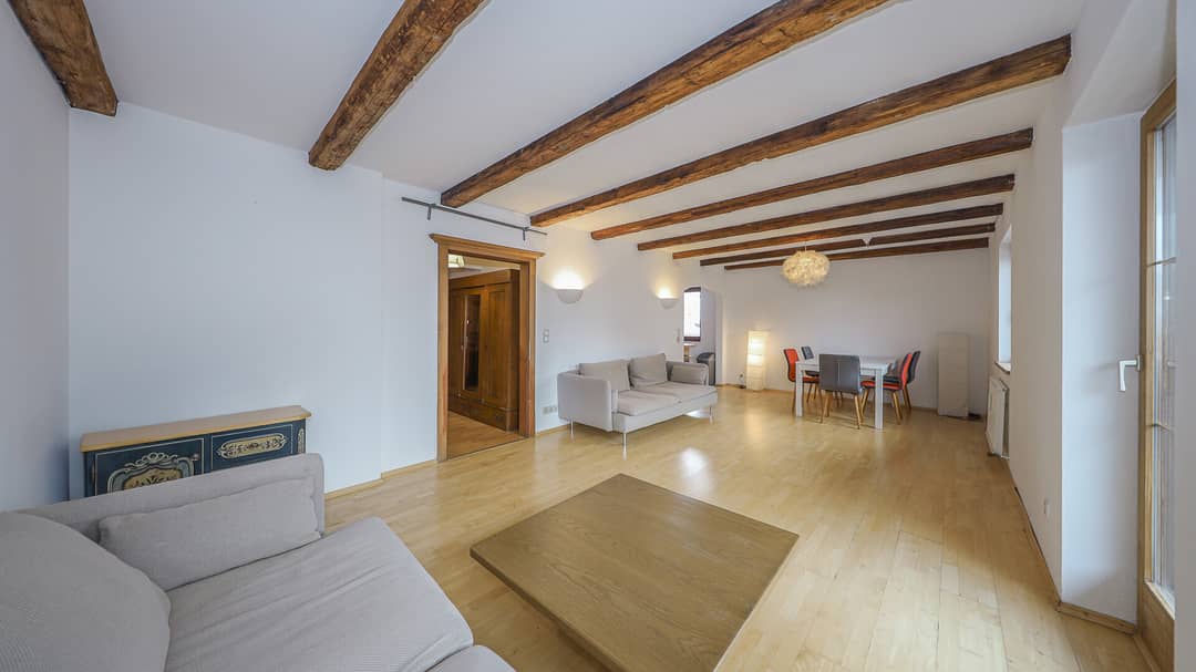 Top floor apartment in central location with balcony and furnished
