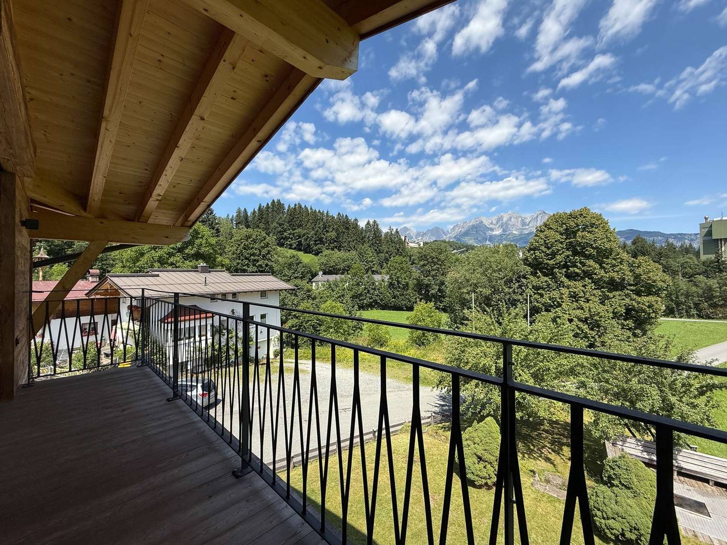 Dachgeschosswohnung mit Kaiserblick und drei Balkonen