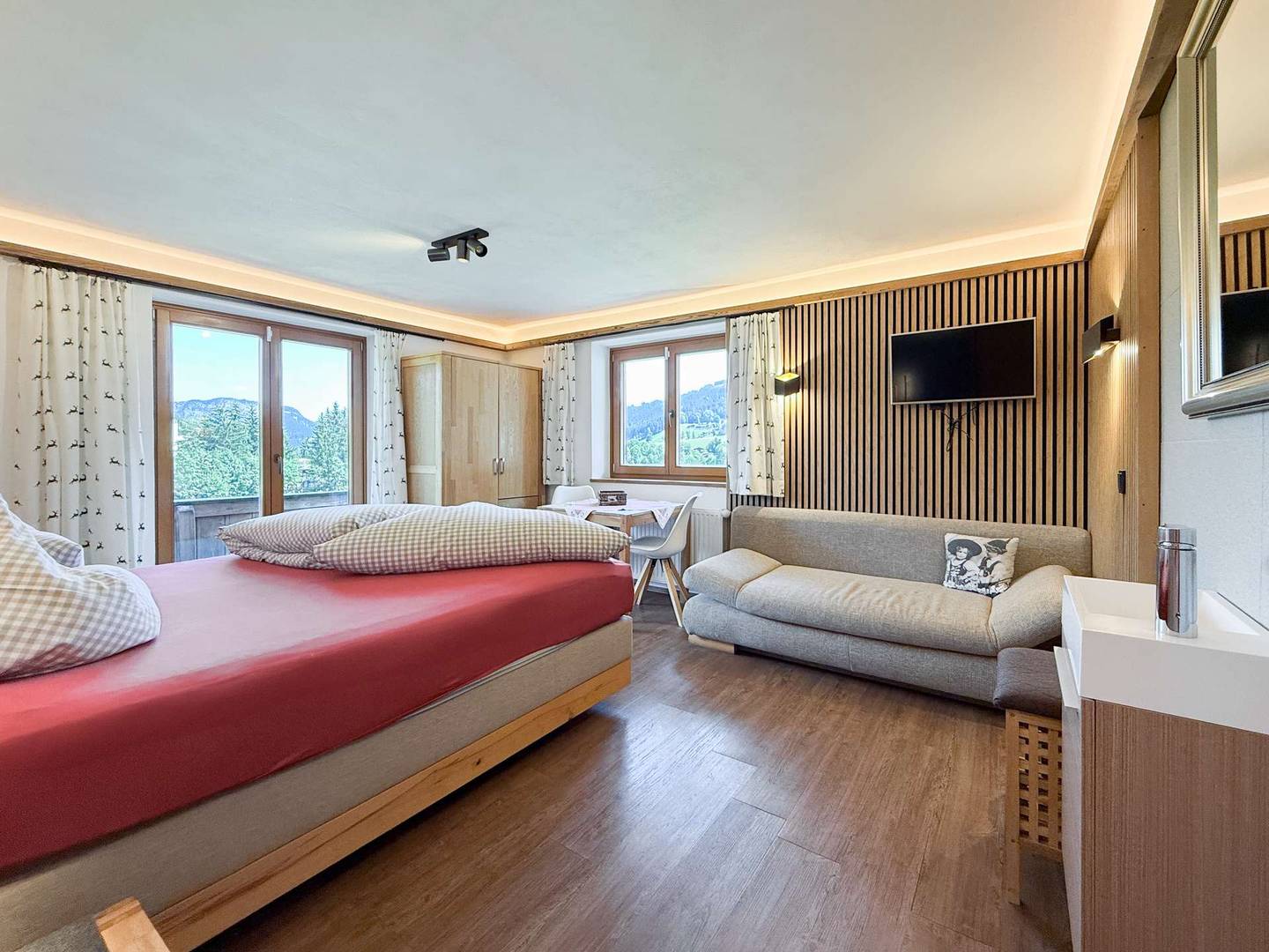 Dachgeschosswohnung mit Kaiserblick und drei Balkonen