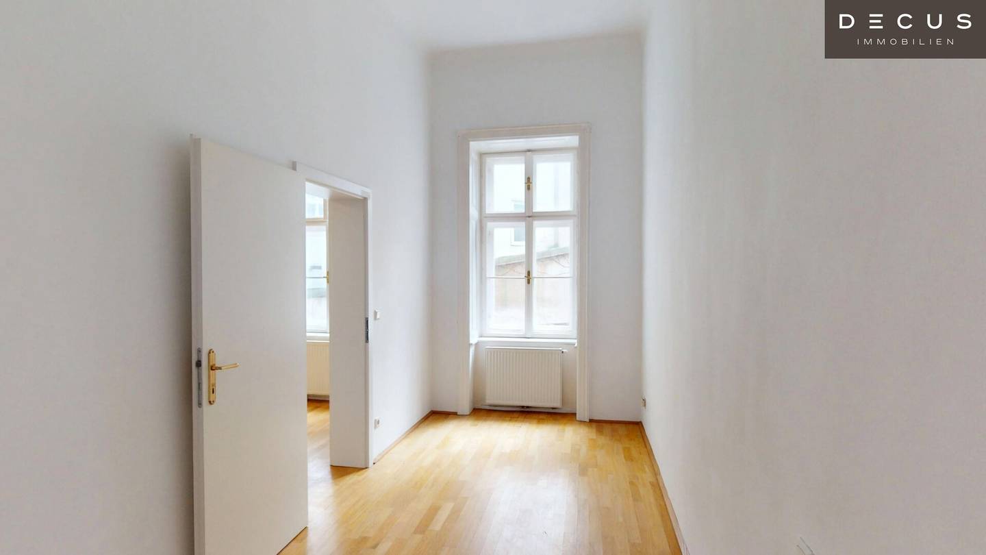 Wohnung im Altbau mit hohen Räumen Innenhof