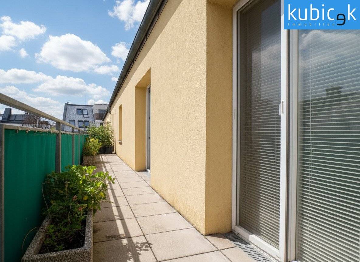 Attic apartment with generous terrace near U2