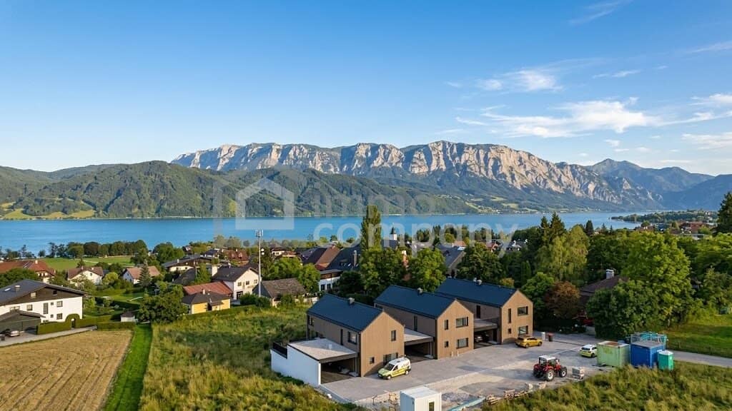 Living on 180 m² with panorama, lake and mountain view at Attersee