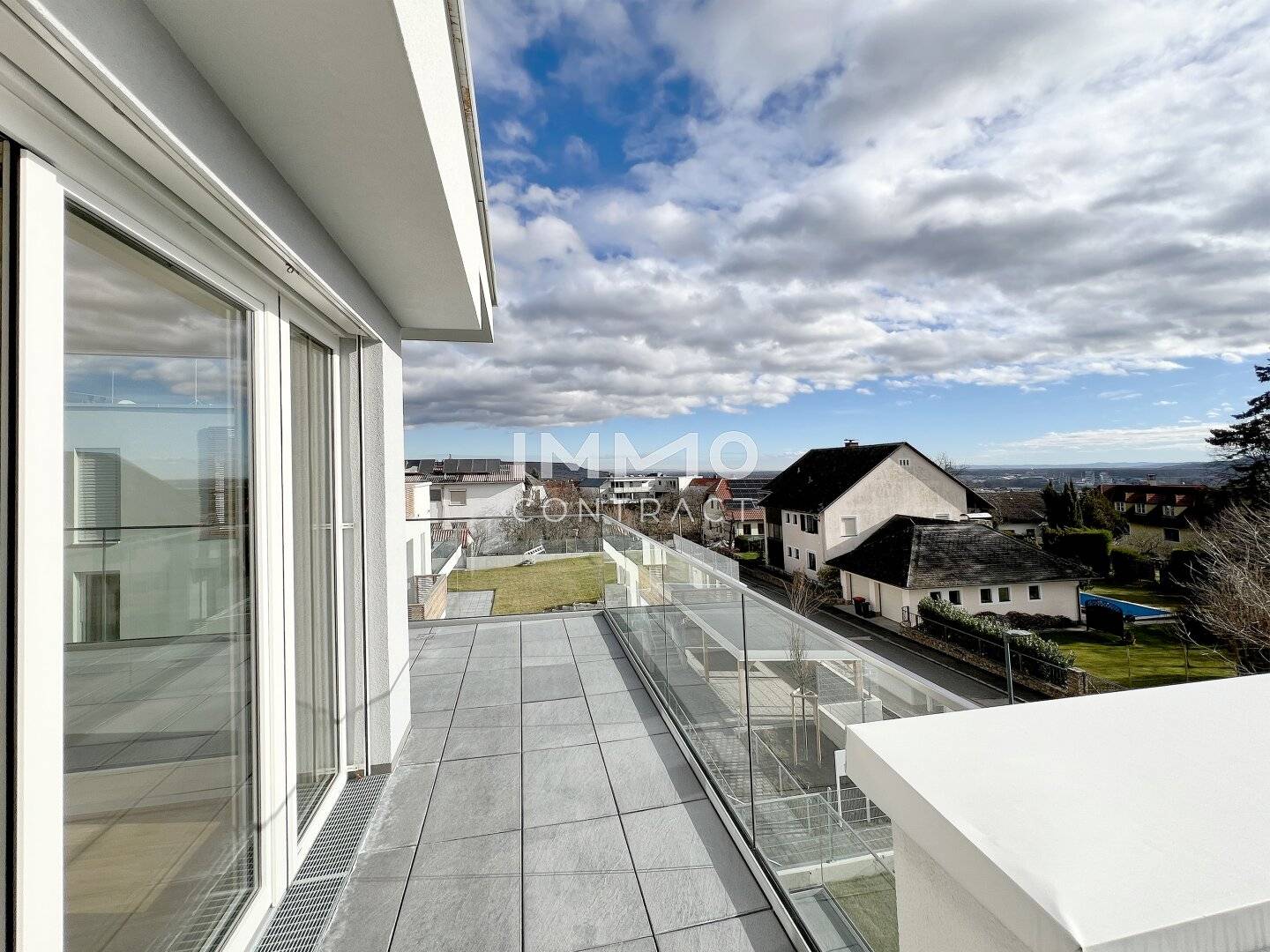 Penthouse in a quiet green setting with terrace and lift