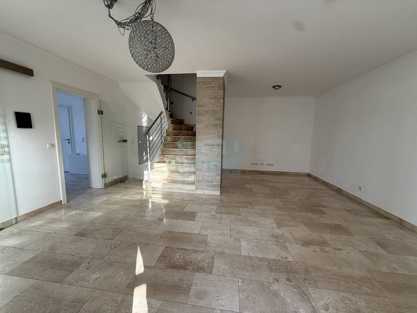 Exklusive Haushälfte mit moderner Küche, Marmorböden und 150 m² Nutzfläche