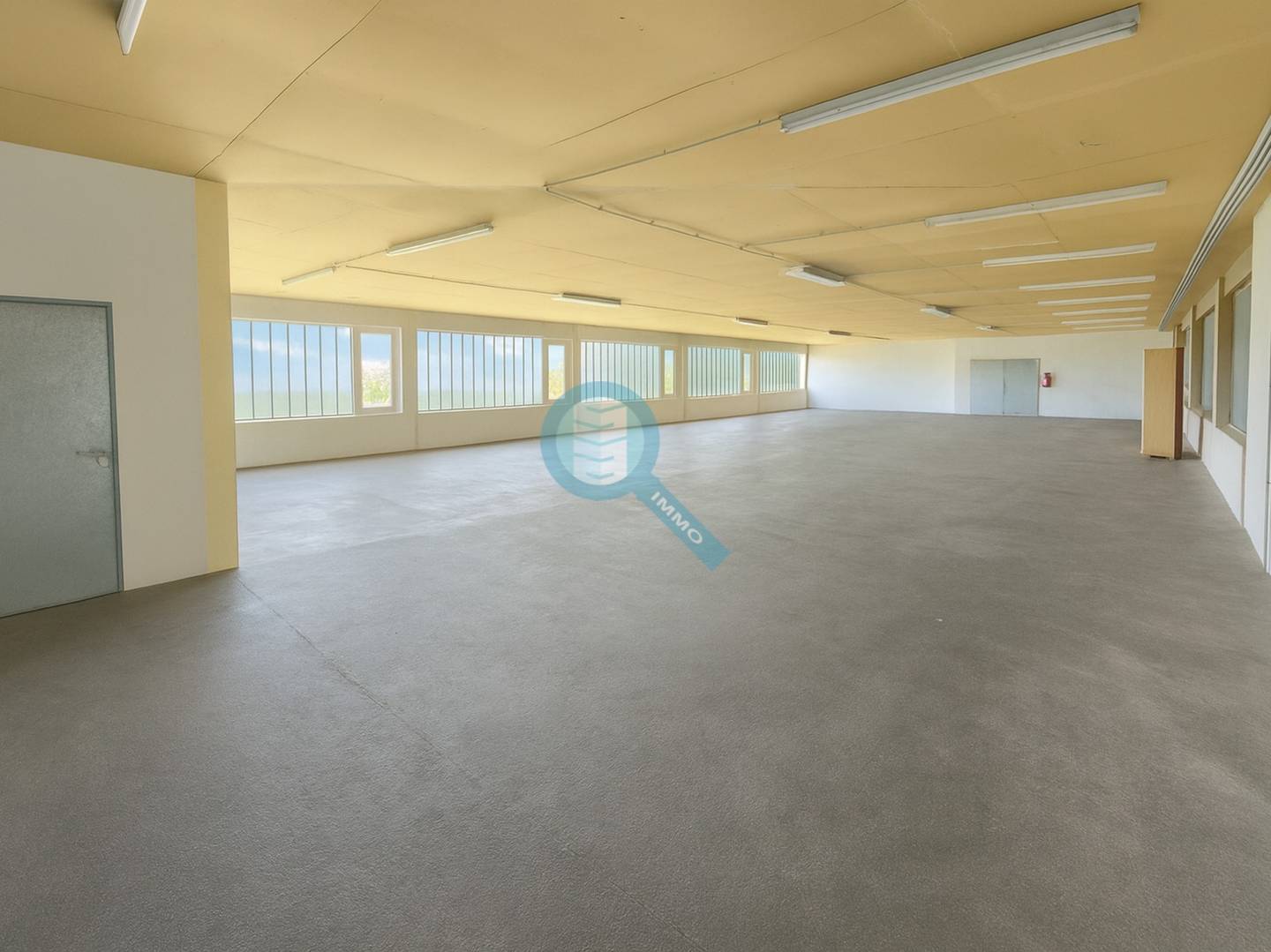 Neuer Preis! Lager mit Nebenräumen, 2 Lastenaufzügen & LKW Zufahrt - zentrale Lage in St. Martin