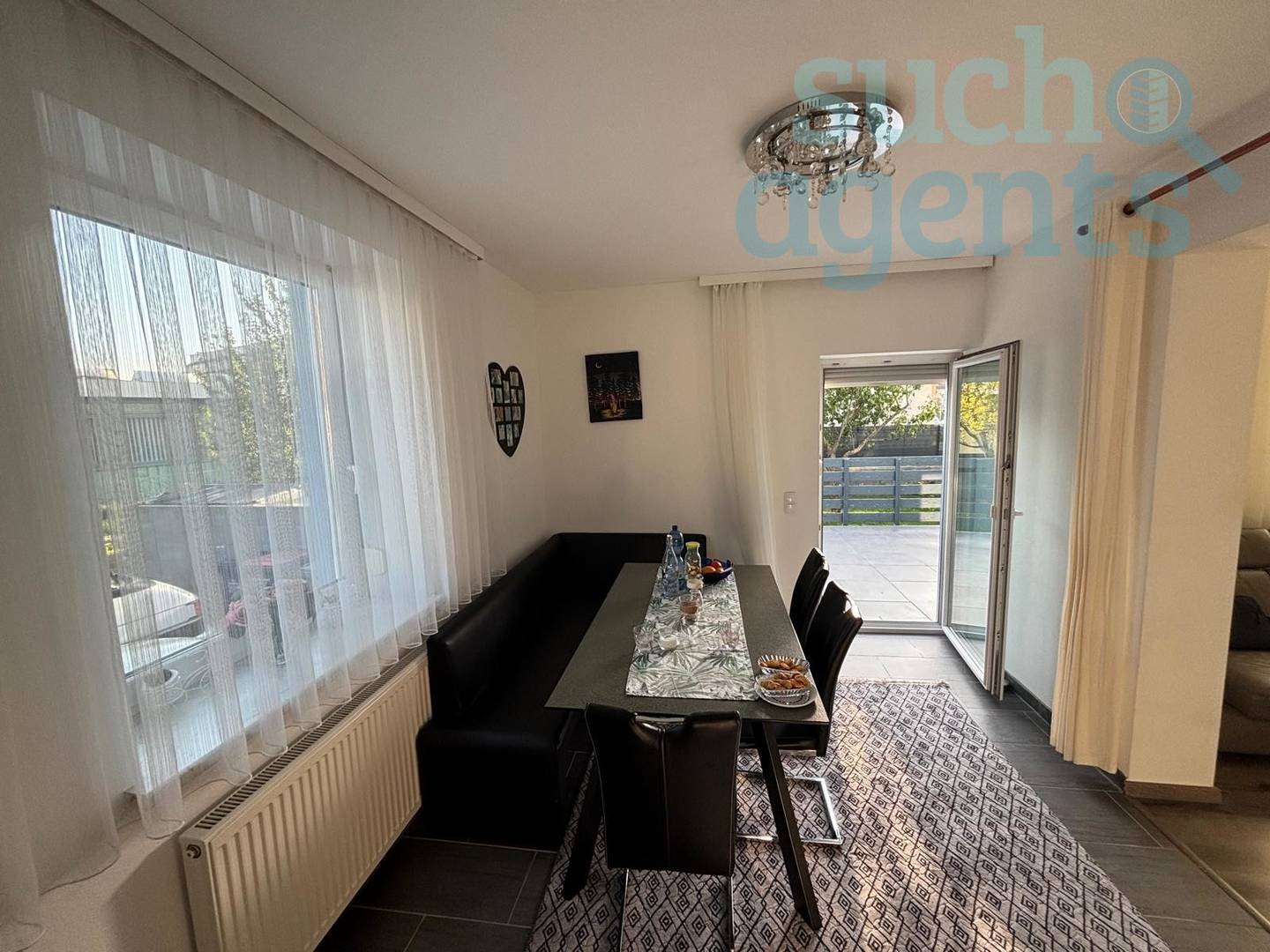 Zweifamilienhaus mit Westbalkon, Garage und Garten in Wagram