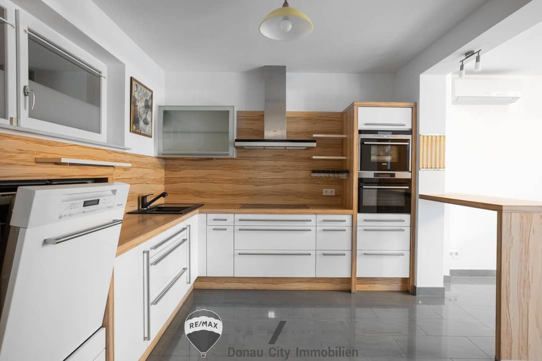 Bright top floor apartment with a large terrace
