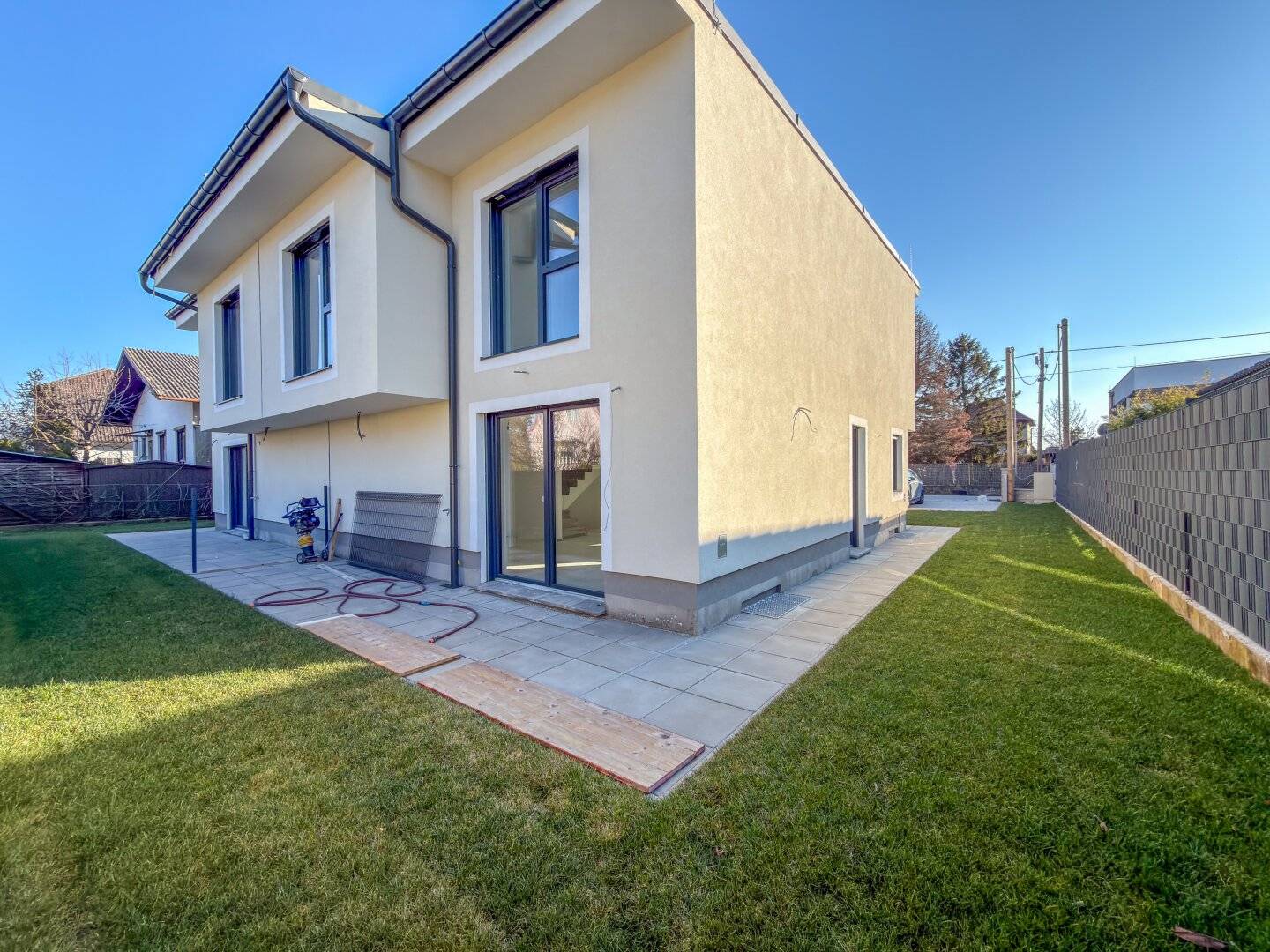 Neubau-Erstbezug: 4-Zimmer Doppelhaushälfte in Kapellerfeld mit PV