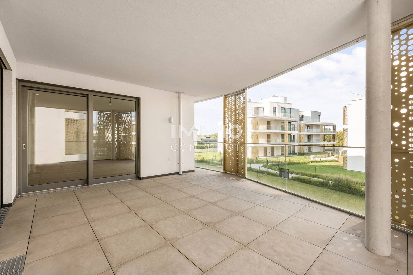 Apartment by the water with terrace and loggia